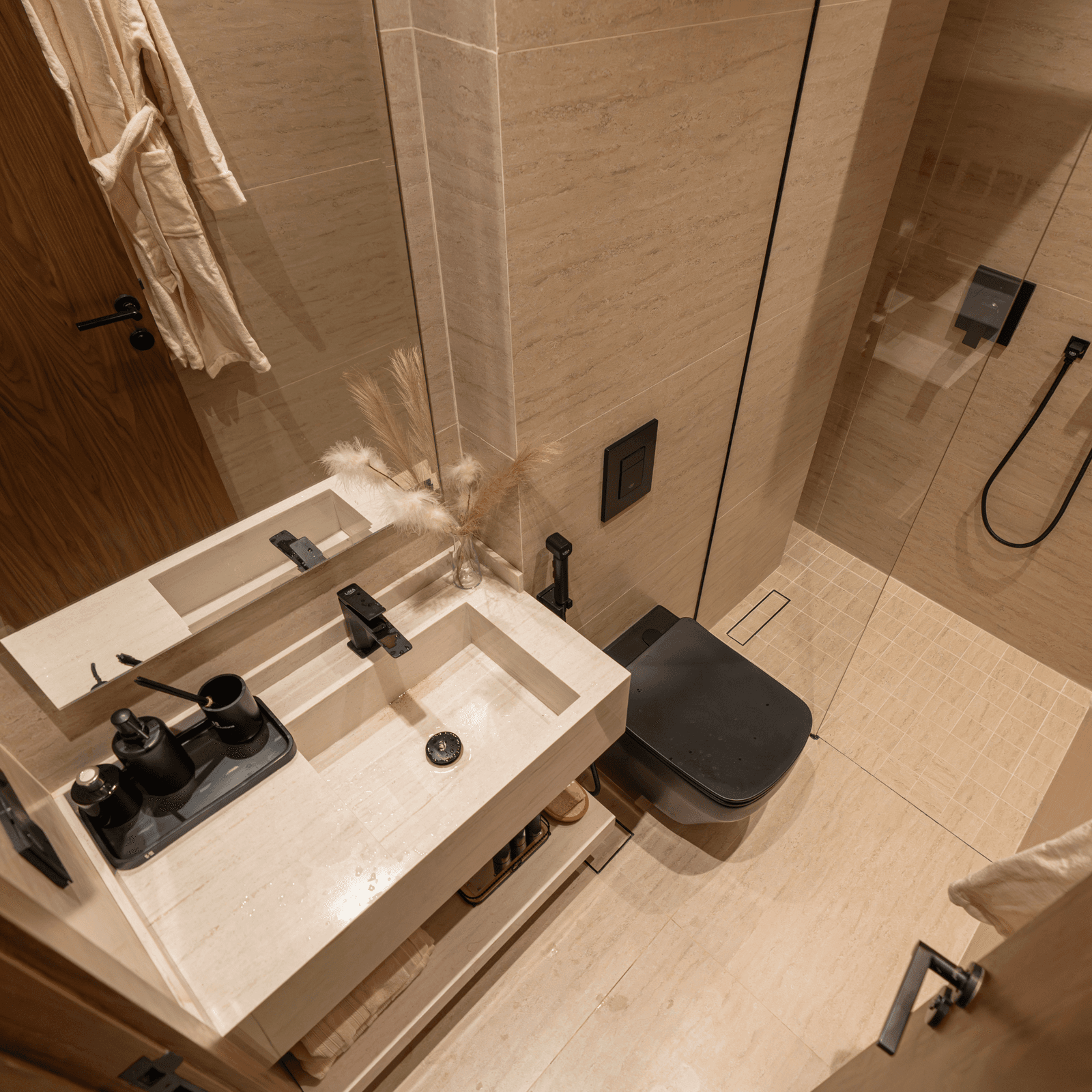 Luxury Apartment 01, photo 3 of 10